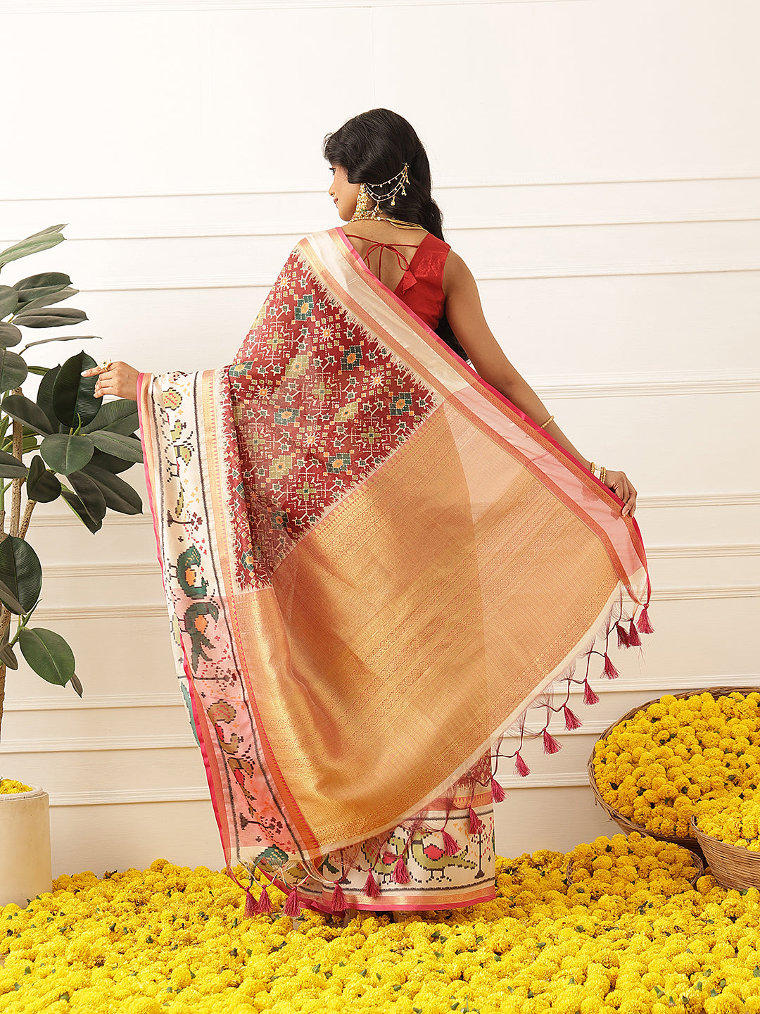 Women's Soft Muga Silk Solid Saree With Printed Border & Unstitched Blouse Piece
