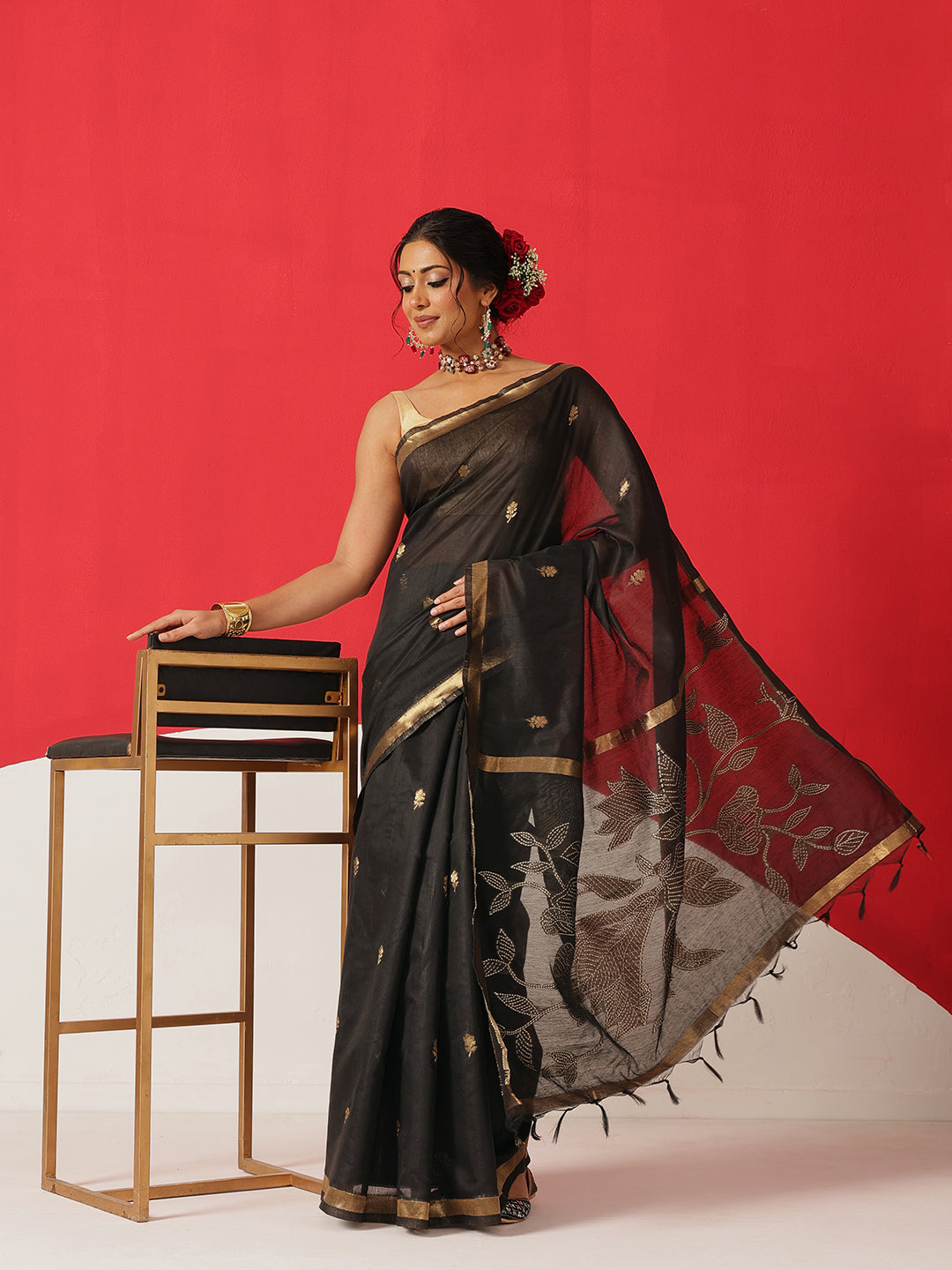 Cotton Dhakai Jamdani Saree With Small Zari Border & Tassels
