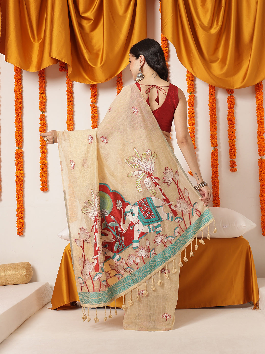Handloom Inspired Premium Cotton Saree With Animal Motifs – Beige – view 3