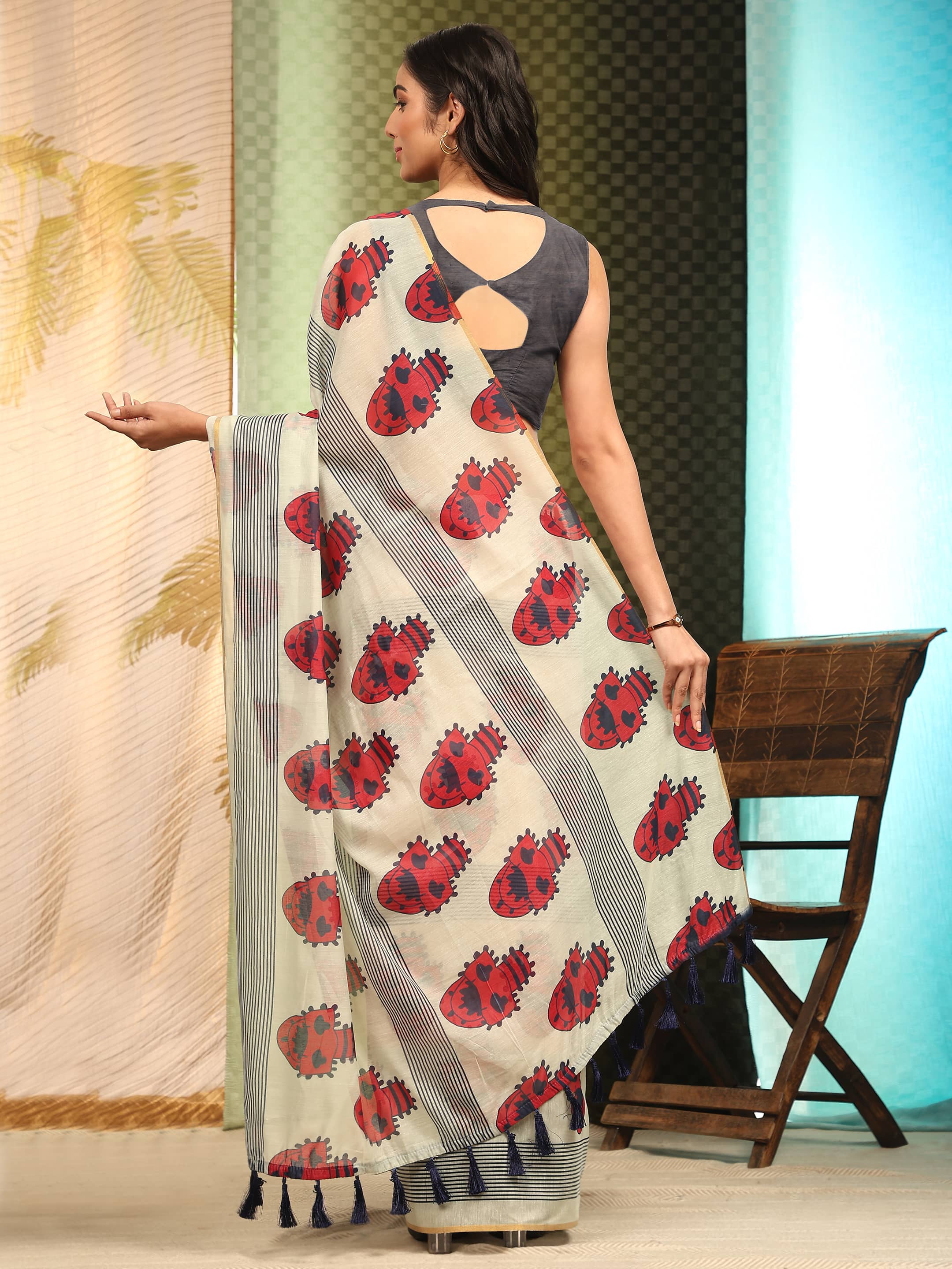 Women Cotton Blend Digital Print Saree