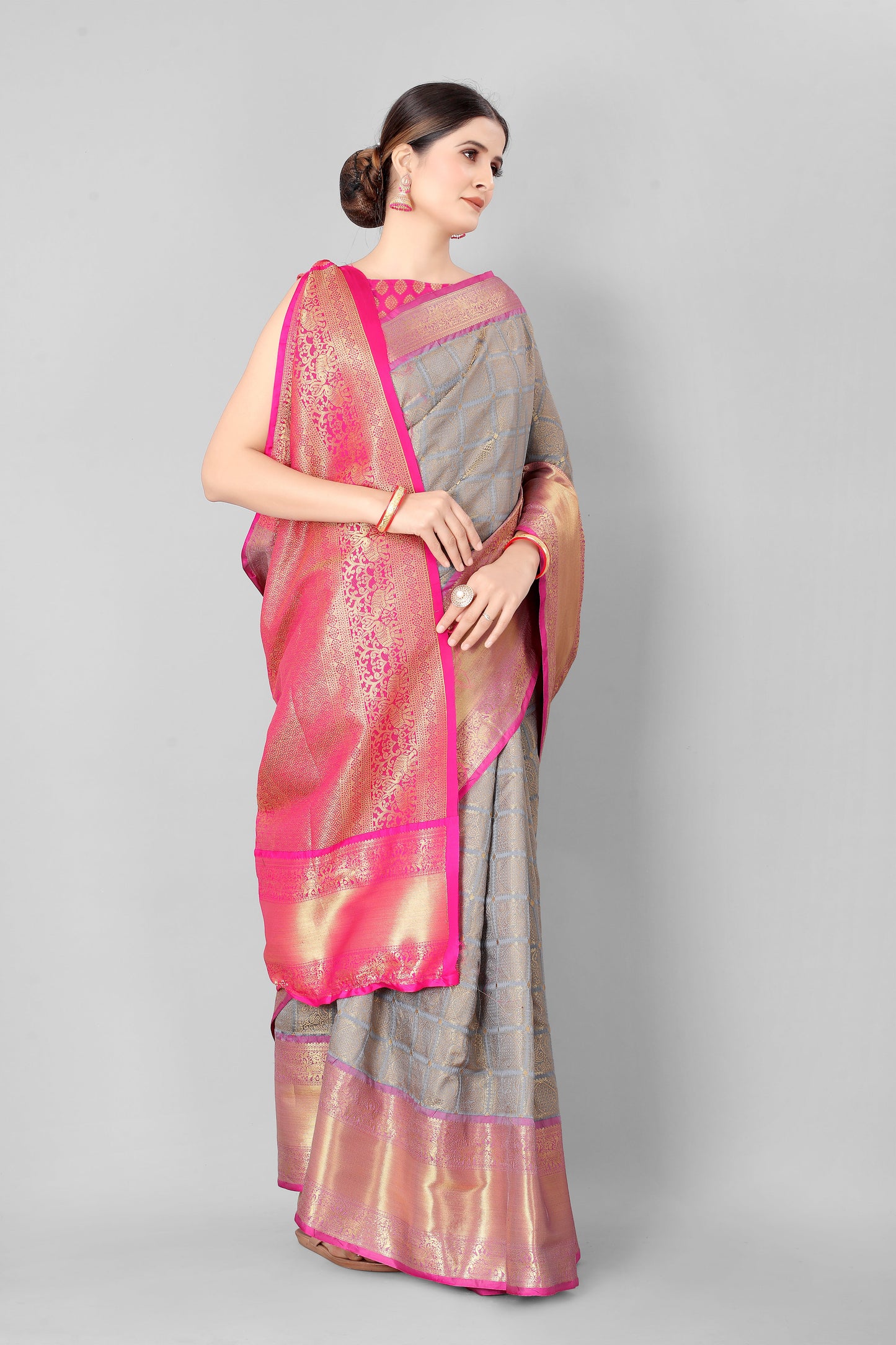 Women Heavy Border Checks Weaving Work Saree With Rich Pallu