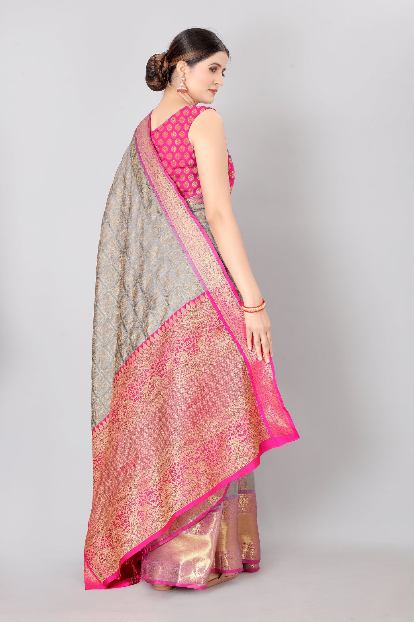 Women Heavy Border Checks Weaving Work Saree With Rich Pallu