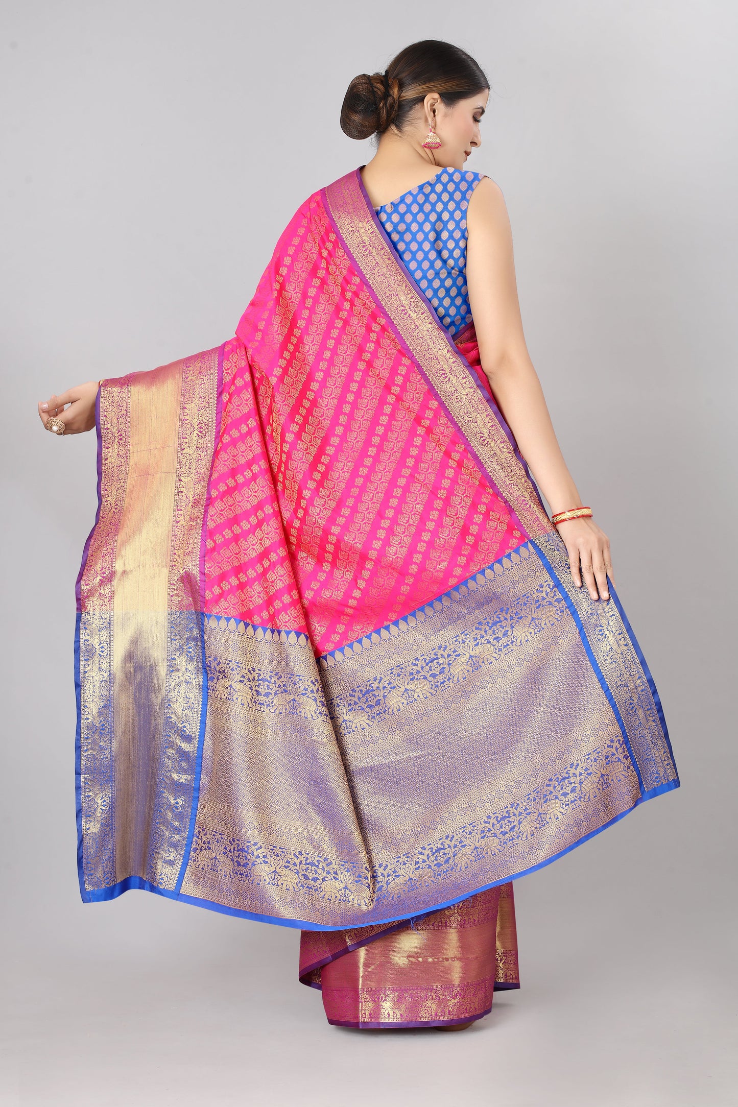 Women Heavy Border Checks Weaving Work Saree With Rich Pallu