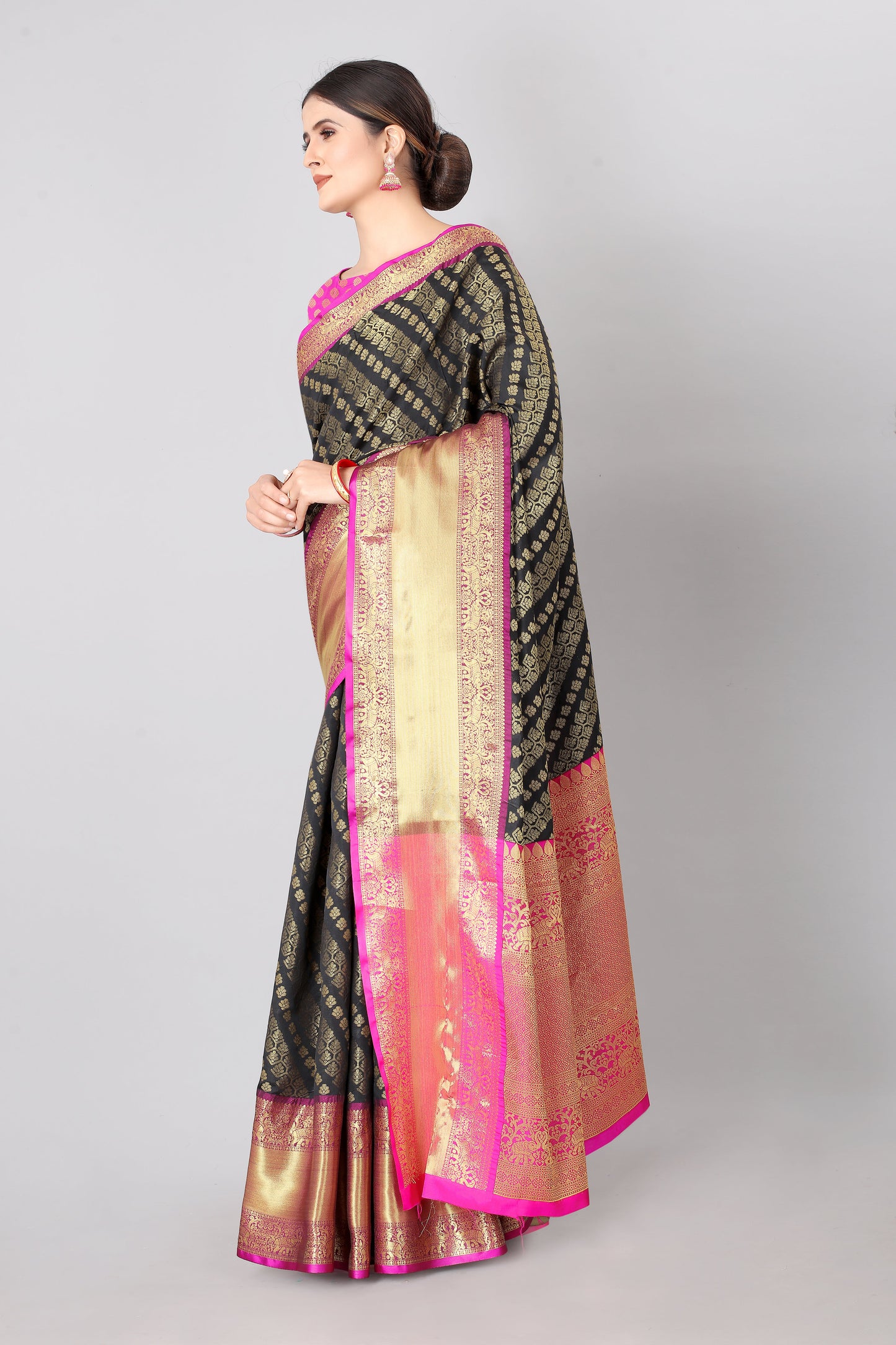 Women Heavy Border Checks Weaving Work Saree With Rich Pallu