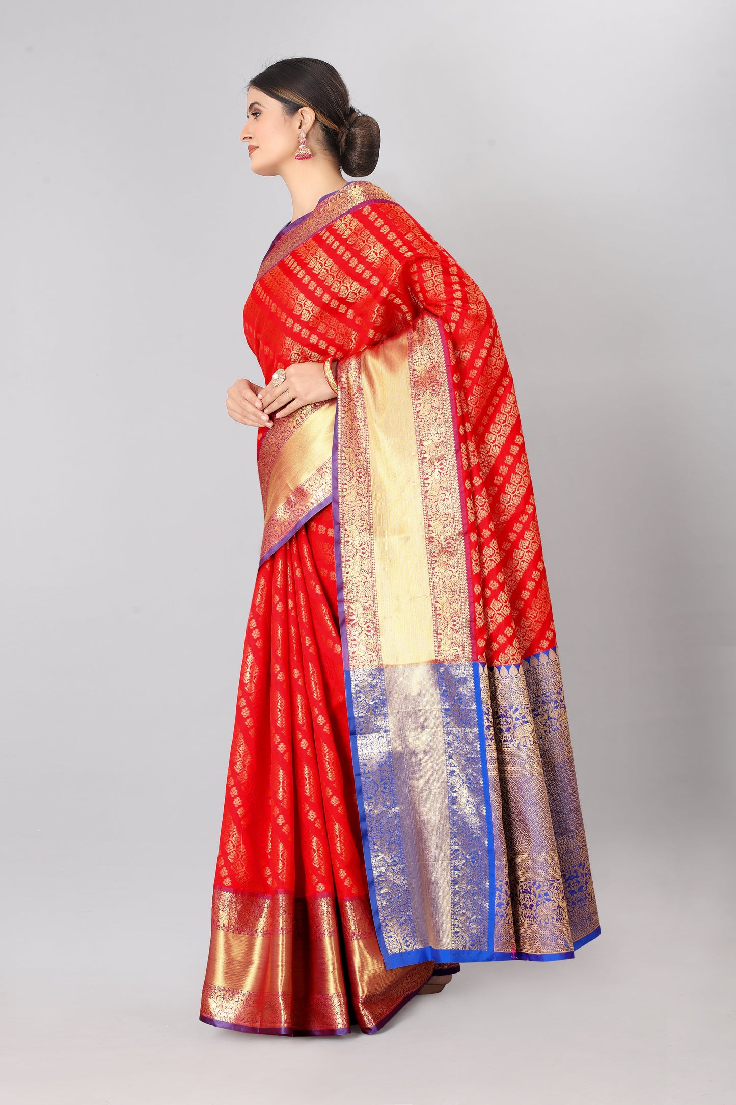 Women Heavy Border Checks Weaving Work Saree With Rich Pallu