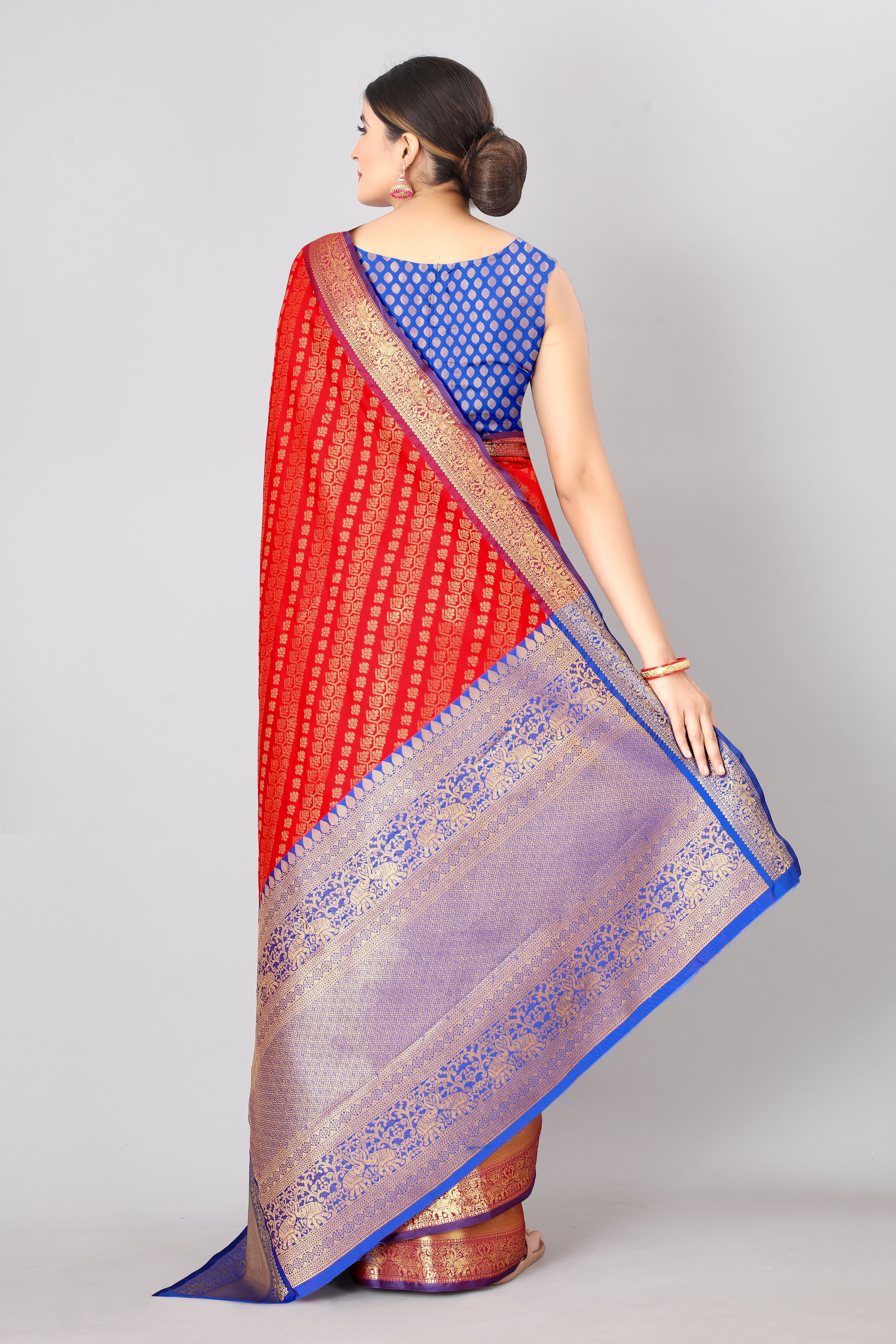Women Heavy Border Checks Weaving Work Saree With Rich Pallu