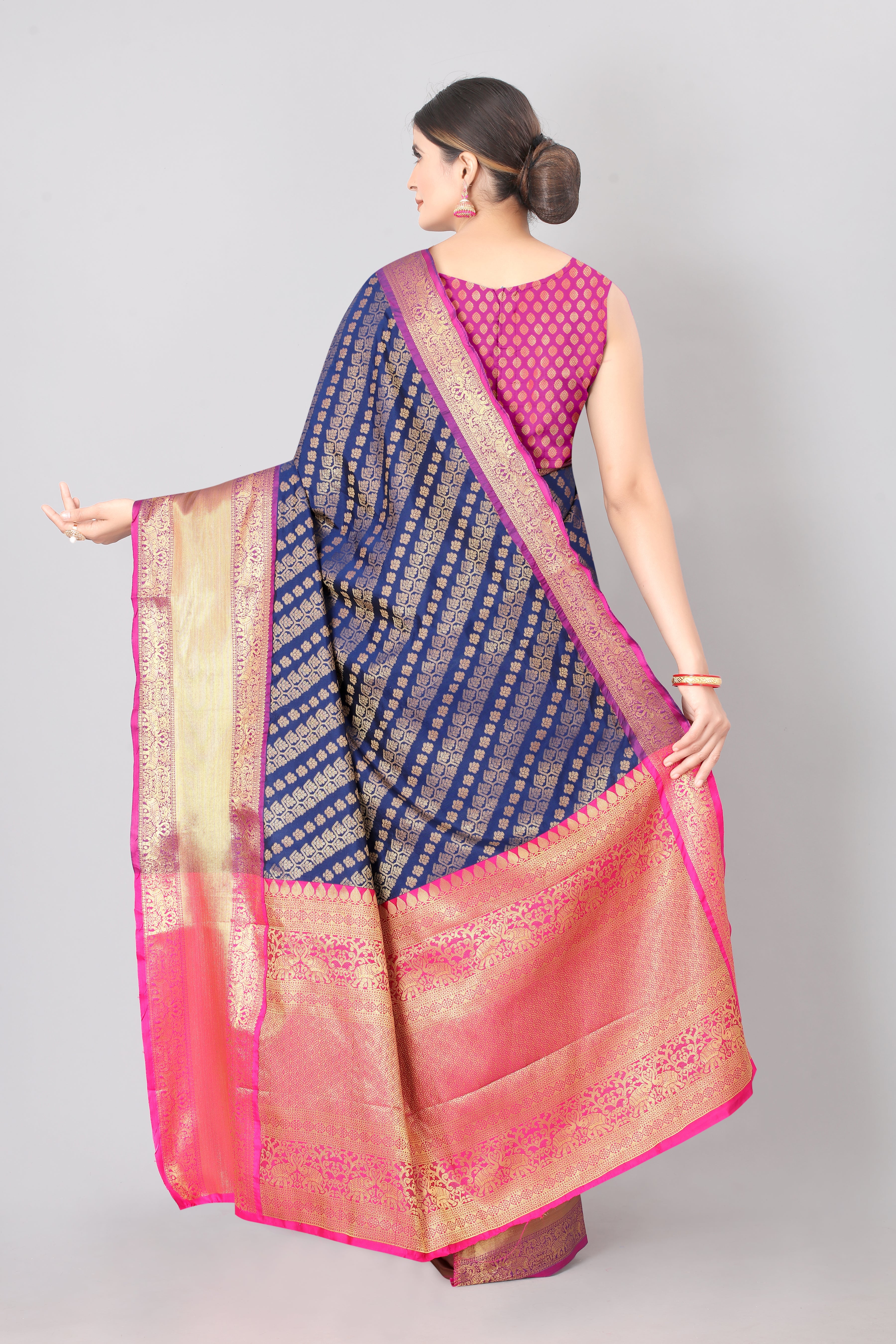 Women Heavy Border Checks Weaving Work Saree With Rich Pallu