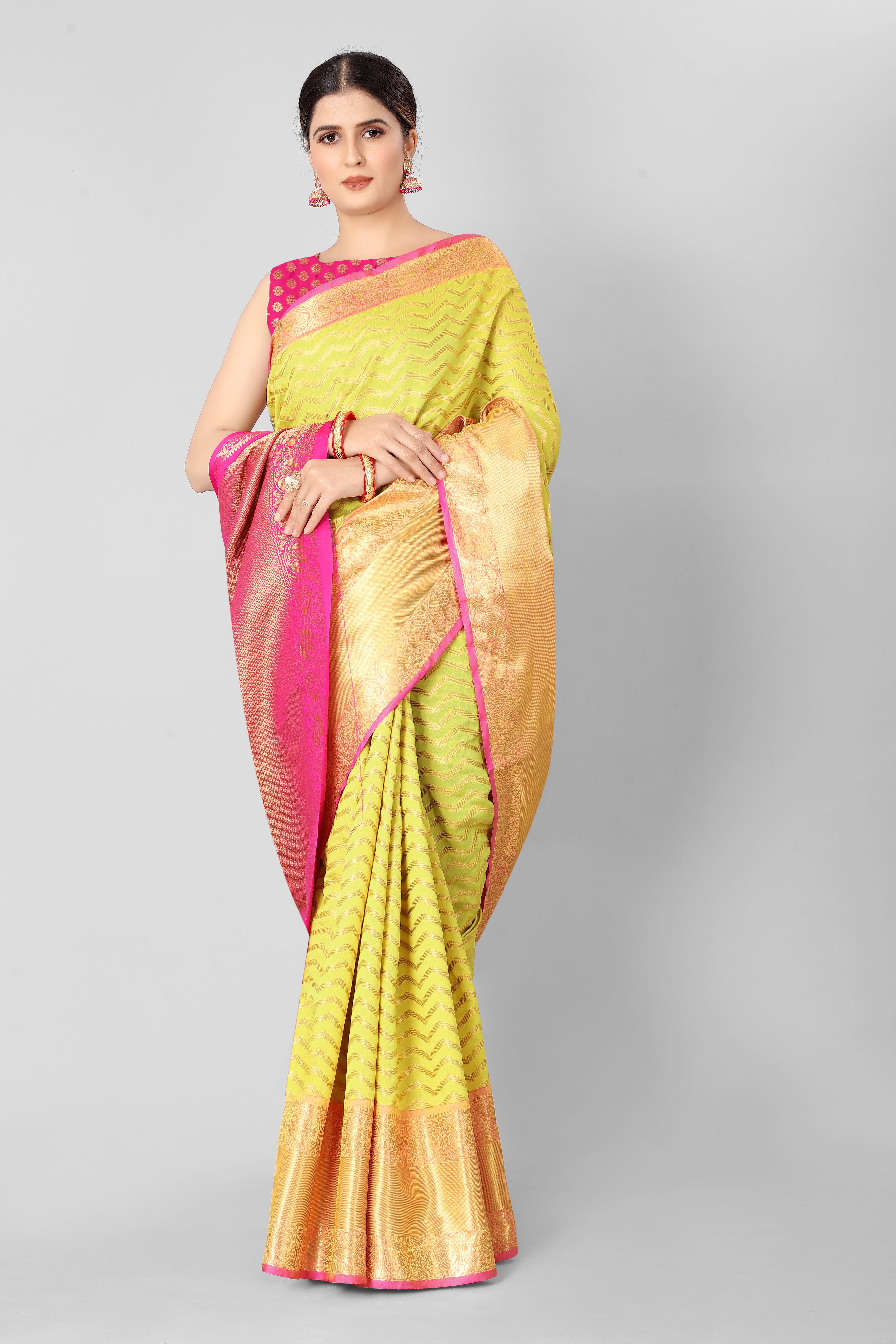 Women Heavy Border Checks Weaving Work Saree With Rich Pallu