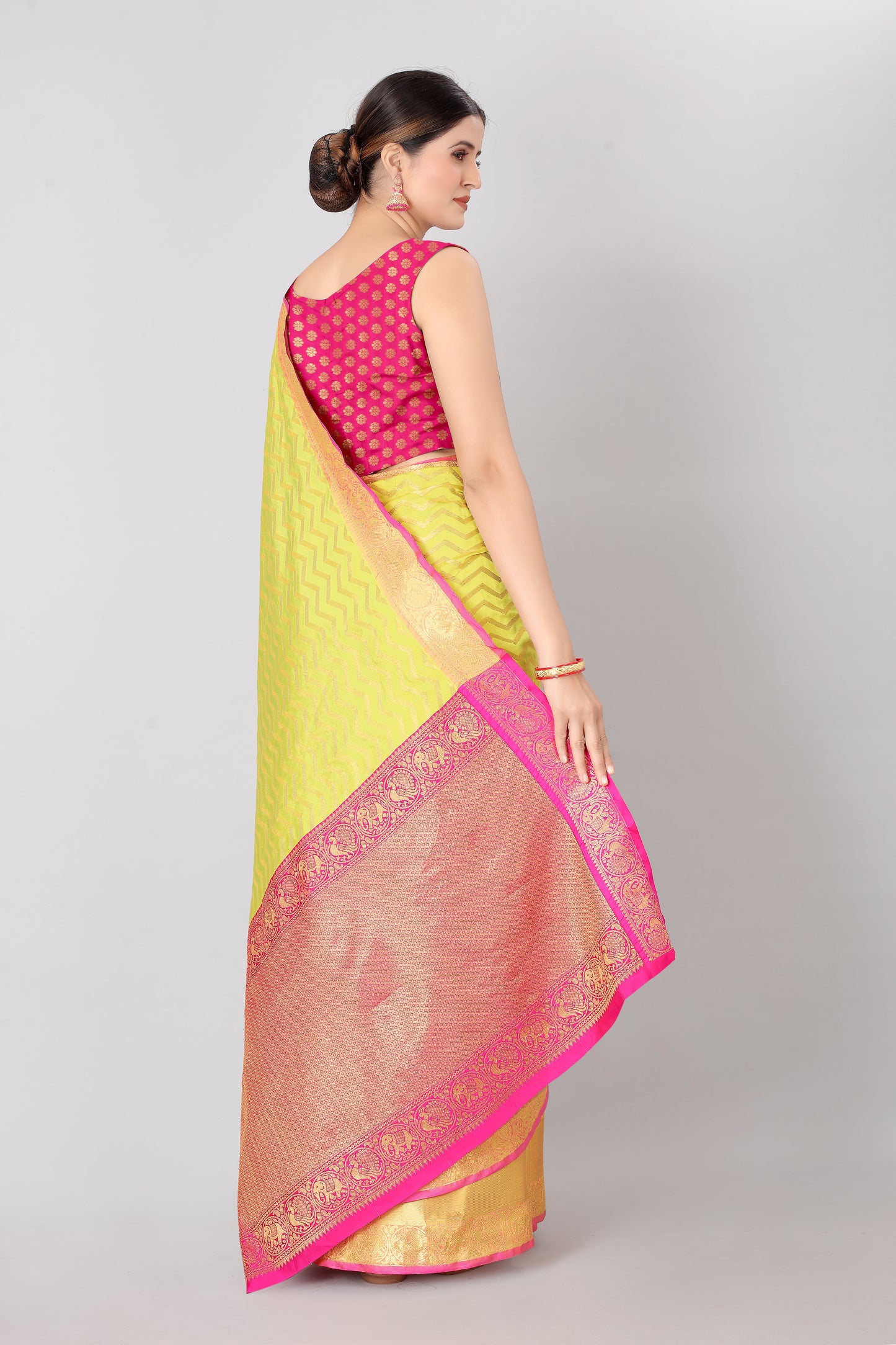 Women Heavy Border Checks Weaving Work Saree With Rich Pallu